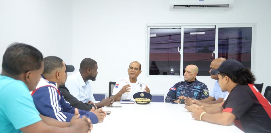 Los generales Eddy Pérez Peralta  director regional Santo Domingo Oeste y Jacobo Mateo Moquete, director de Deportes de la Policía Nacional, luego de la reunión líderes deportivos de Los Alcarrizos en la sede principal de la institución en este municipio
