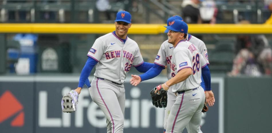 Juan Soto se felicita con sus dos compañeros jardineros juego de que los Mets se impusieran 4-2 a los Rockies.
