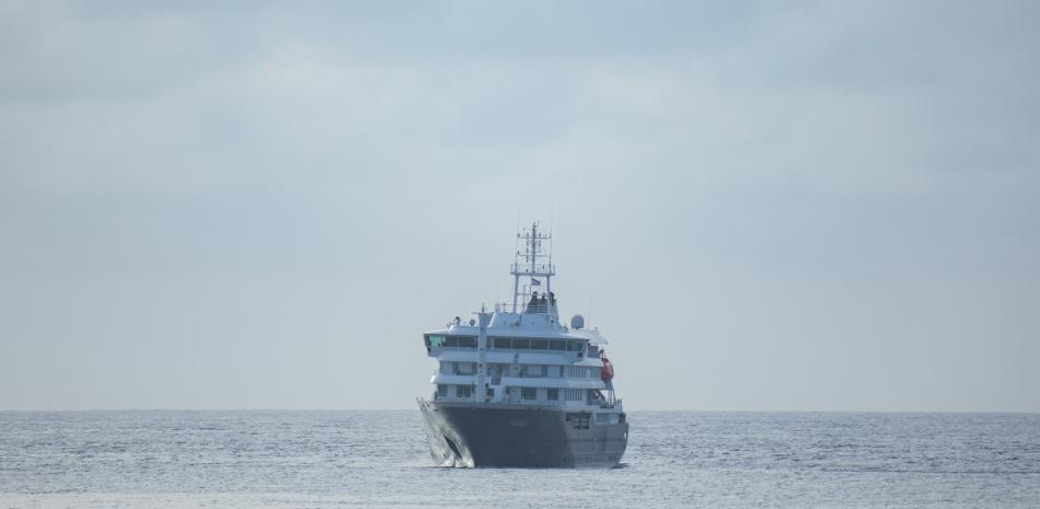 Un pescador navega junto al crucero MV Hondius, anclado frente al puerto de Praia, la capital de Cabo Verde, el 5 de mayo de 2026.