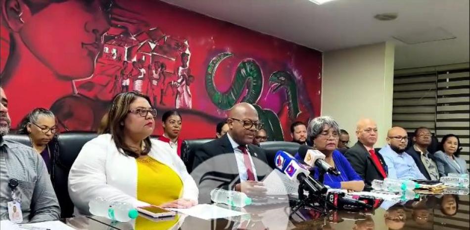Durante la rueda de prensa, el presidente del CMD, Luis Peña, anunció una vigilia en el Hospital Vinicio Calventi en horario de 8:30 de la noche hasta las 10:00 pm. Esto debido al deterioro que presenta el centro de salud.<br /><br /><br />https://listindiario.com/la-republica/sector-salud/20260505/colegio-medico-dominicano-continua-lucha-favor-pensionados-medicos-retirados_904503.html