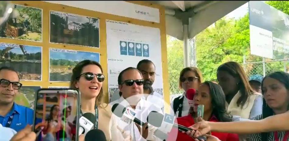 La etapa inicial contempla el traslado de 365 familias que residen en estado de vulnerabilidad en las orillas del río y hasta el momento han sido desalojadas alrededor de 200.<br /><br />https://listindiario.com/la-republica/gobierno/20260505/gobierno-anuncia-recuperacion-margen-oriental-rio-ozama-familias-angustiadas-desalojo_904516.html<br /><br />