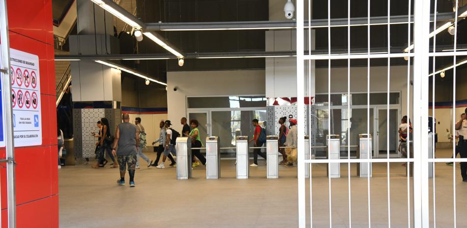 Estación Franklin Mieses Burgos, en la autopista Duarte esquina avenida Monumental.