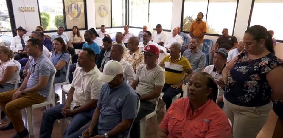 Diputados y dirigentes del Partido Revolucionario Moderno (PRM) en Santiago manifestaron su rechazo al proceso de consenso que se impulsa para escoger las nuevas autoridades partidarias en esa provincia y sus municipios, al considerar que ha sido manejado de manera irregular y sin tomar en cuenta a las bases de esa organización política.<br /><br />https://listindiario.com/la-republica/20260510/dirigentes-prm-santiago-rechazan-consenso-exigen-convencion-transparente_905089.html