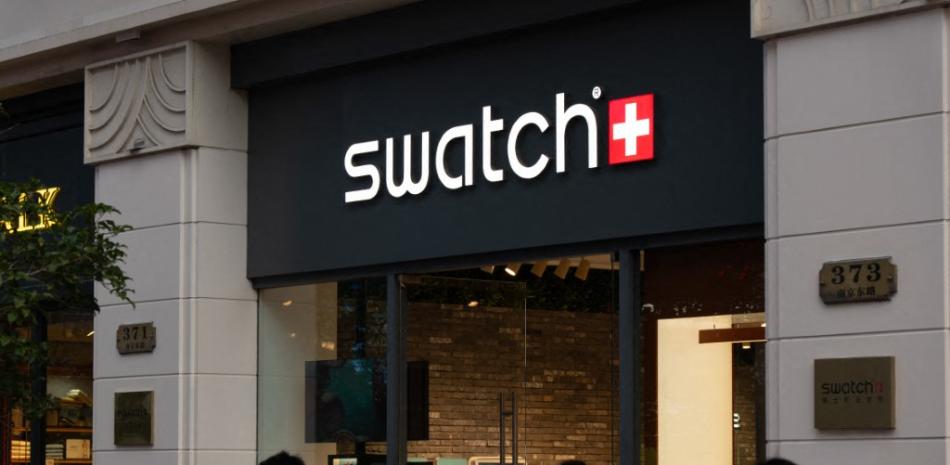 más de 200 personas hacían fila este viernes para hacerse con la próxima colaboración de Swatch