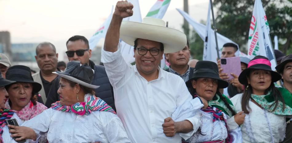 El candidato presidencial Roberto Sánchez, del partido Juntos por el Perú, llega para reunirse con simpatizantes en Huaycán.