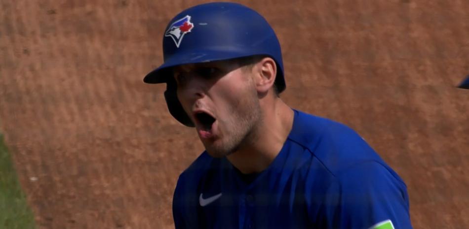 Daulton Varsho celebra luego de disparar el hit ganador que le otorgó el triunfo a los Azulejos sobre Detroit.