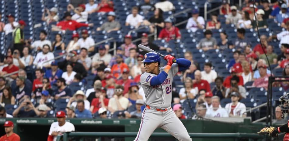 Juan Soto completa el swing con el que produjo un incogible en el choque que ganaron los Mets.