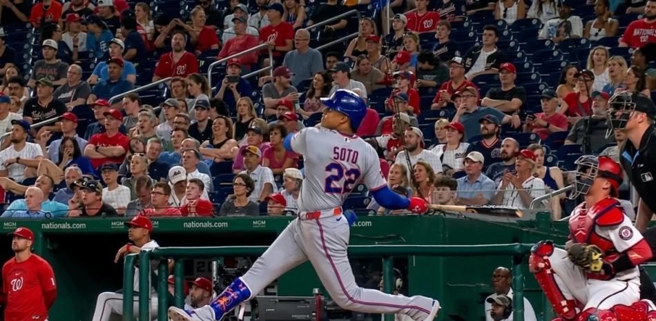 Juan Soto completa el swing con el cual produjo el segundo de sus dos jonrones ayer, pero los Mets cayeron ante los Macionales.