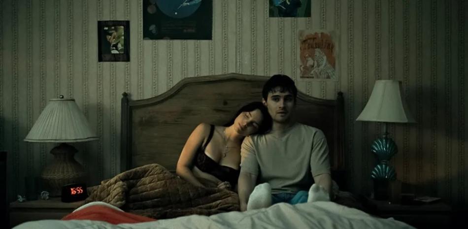Los actores Inde Navarrette y Michael Johnston en una escena de la película "Obsession".