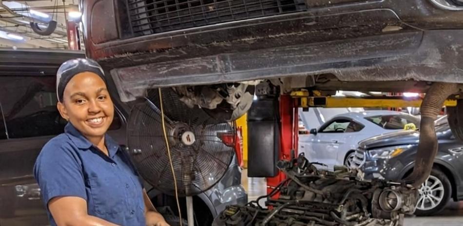 Entre motores, prejuicios y maternidad: joven desafió los límites para convertirse en mecánica