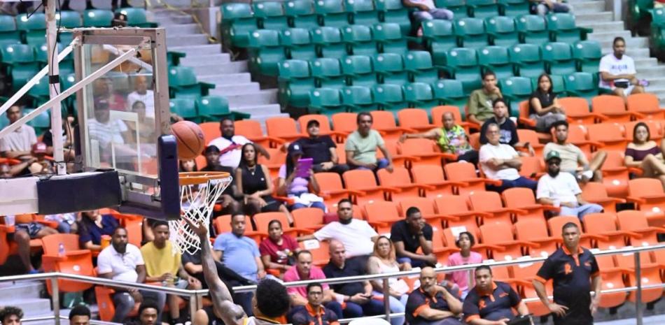 Momento de acción durante el partido que inició la fase de eliminación de la LNB.