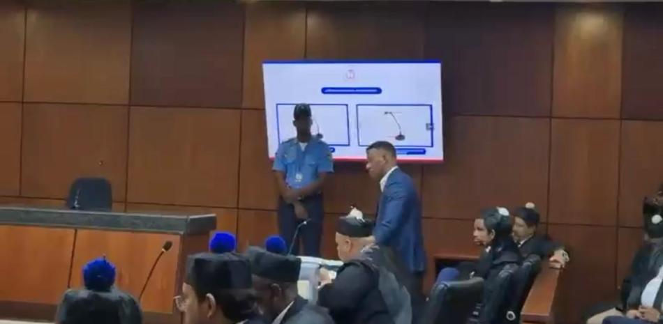 Aurelio Valdez habla en la audiencia