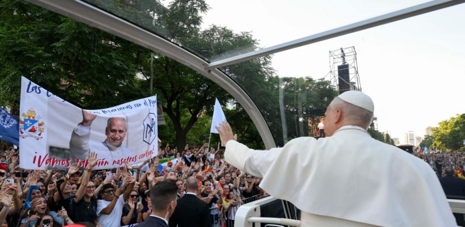 El Papa León XIV visita España del 6 al 12 de junio, con paradas en Madrid, Barcelona y las Islas Canarias, donde se reunirá con migrantes y organizaciones dedicadas a ayudarlos.