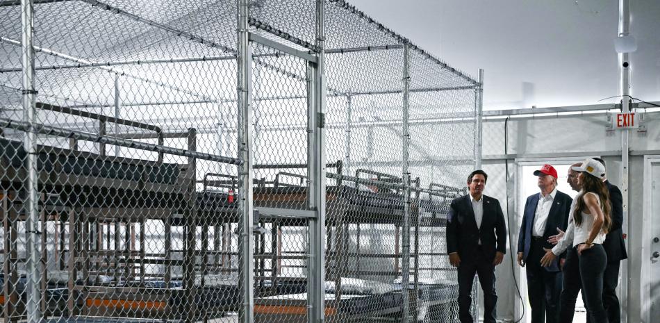 Donald Trump (2.º desde la izquierda), el gobernador de Florida, Ron DeSantis (izquierda), y la secretaria de Seguridad Nacional, Kristi Noem (derecha), recorren un centro de detención de migrantes, apodado "Alcatraz de los Caimanes", el 1 de julio de 2025