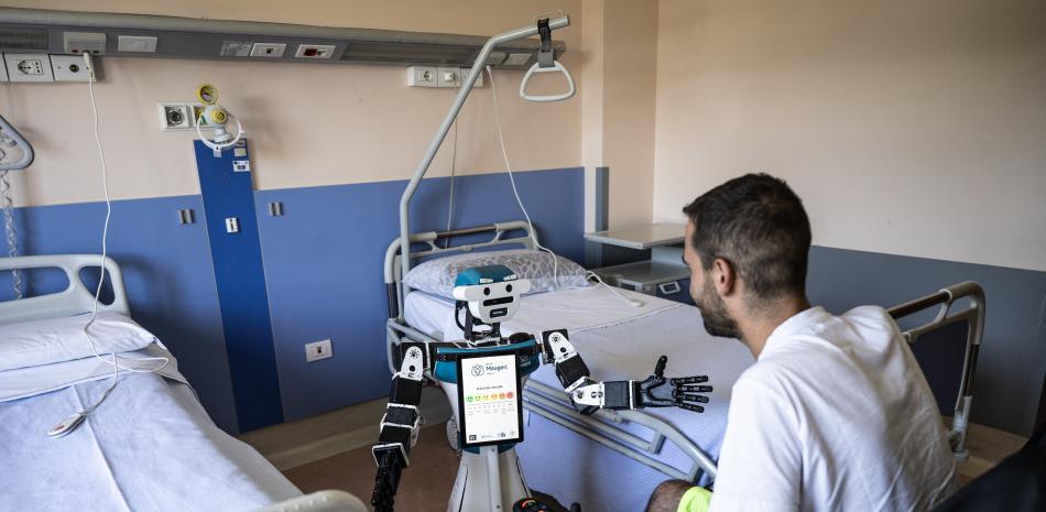 El robot humanoide Alter-Ego, diseñado por el Instituto Italiano de Tecnología, asiste al paciente Daniel Senna mediante interacción remota en el hospital IRCSS Maugeri de Milán el 12 de junio de 2026.