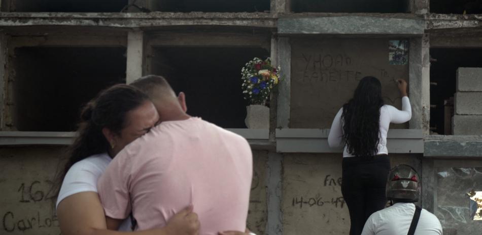 Familiares de una víctima de los terremotos gemelos del 24 de junio lloran la muerte de su ser querido durante el entierro en el Cementerio General del Sur en Caracas, el 29 de junio de 2026.