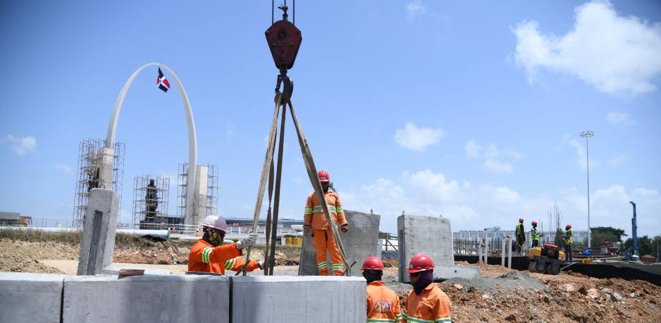 Brigadas de obreros apoyados por excavadoras y aplanadoras trabajan arduamente en el área central que conecta con la rotonda.