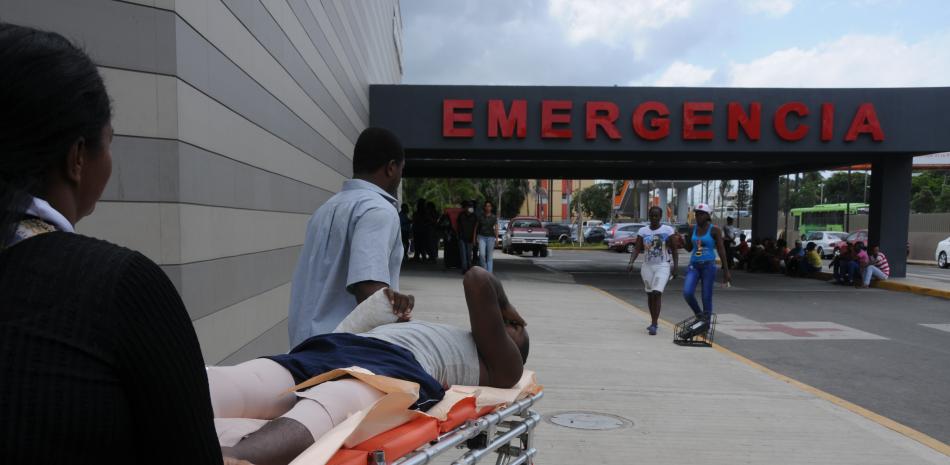 Los pacientes lesionados en accidentes abarrotan la emergencia del hospital Juan Bosch.