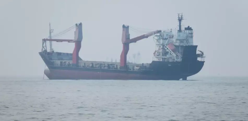 Un barco encalla en el estrecho de Ormuz por no seguir ruta aprobada por Irán