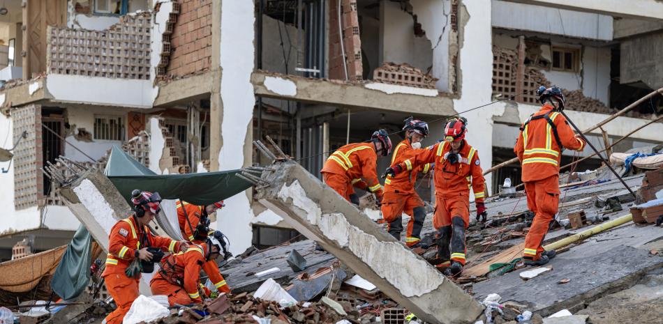 Miembros del ISAR (Servicio Internacional de Búsqueda y Rescate) del Reino Unido en Caraballeda, estado de La Guaira, el 30 de junio de 2026, tras los dos terremotos del 24 de junio.
