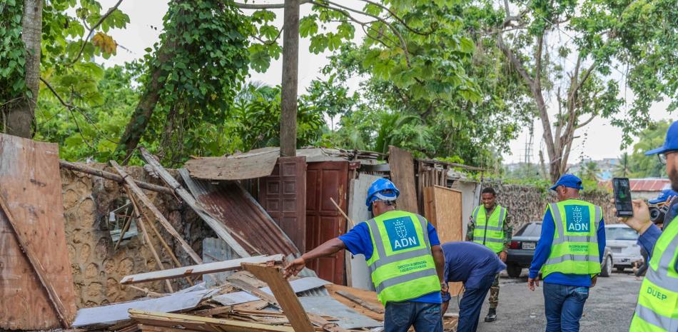Brigadas del Ayuntamiento del Distrito Nacional retiran construcciones ilegales en espacios públicos de Arroyo Hondo.
