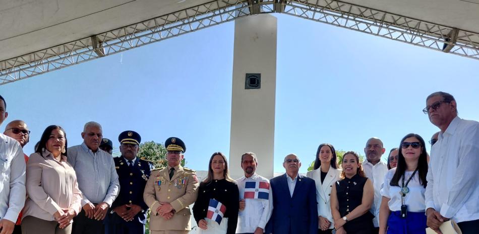 Personalidades participantes en el acto celebrado en el Monumento Batalla de La Barranquita en Mao.