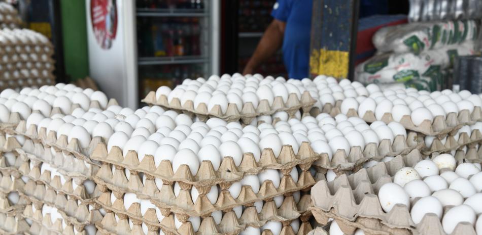 Huevos suben 60 pesos en el mercado.