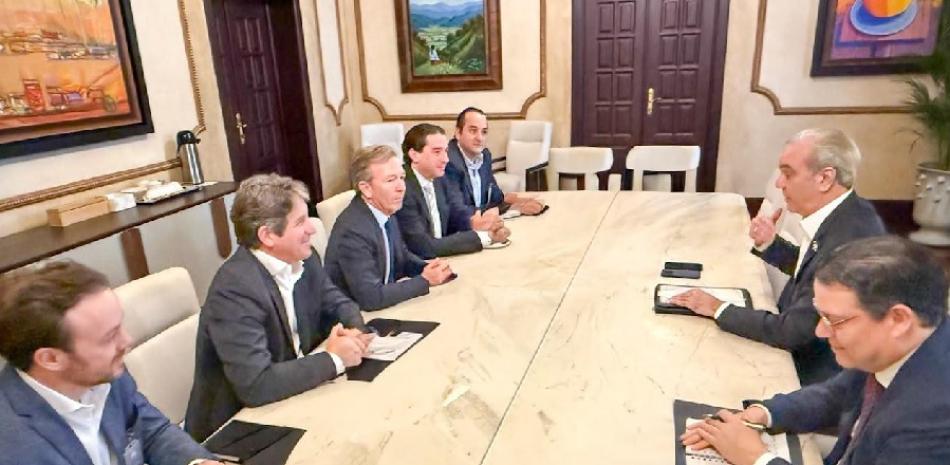 El presidente Luís Abinader  y el ministro Eduardo Sanz Lovaton y los  empresarios representantes de los principales ingenios azucareros de República Dominicana.