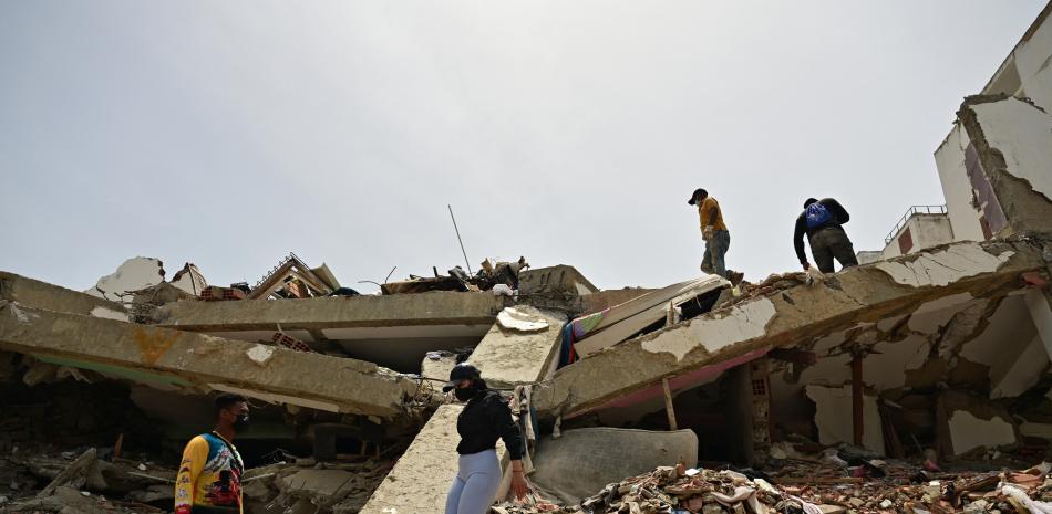 Los familiares de las personas desaparecidas buscan sus cadáveres entre los escombros de los edificios derrumbados en Caraballeda, en el estado de La Guaira (Venezuela), el 10 de julio de 2026