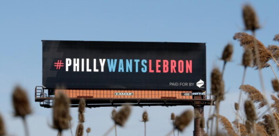 Una de las tantas vallas alusivas a LeBron James pidiéndole que valla a los Sixers