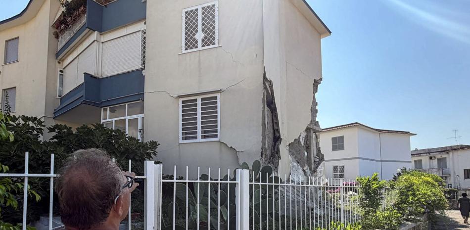 Un residente permanece junto a una casa dañada tras un terremoto de magnitud 4,7 en Pozzuoli, cerca de Nápoles, el 1 de agosto de 2026.