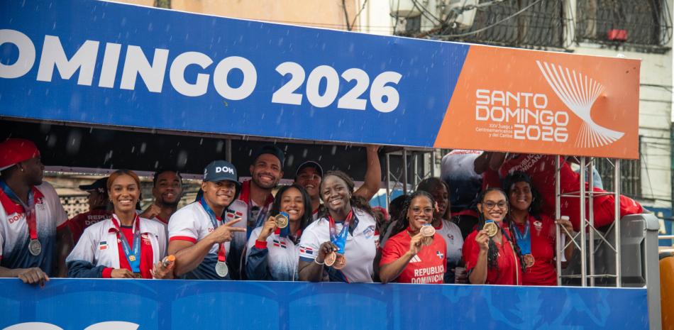 Bajo lluvia y con medallas en mano, así fue la caravana de los atletas que participaron en los JCC