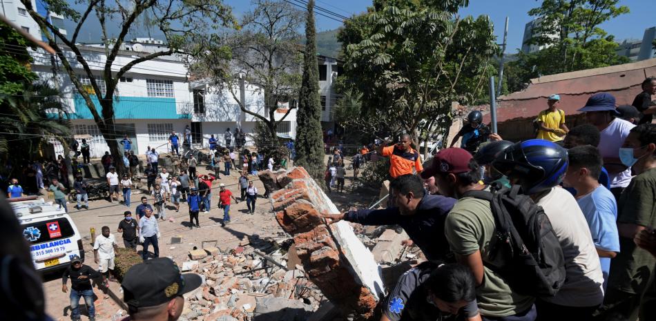 Personas buscan supervivientes entre los escombros de un edificio colapsado tras un terremoto en Cali, Colombia, el 10 de agosto de 2026.