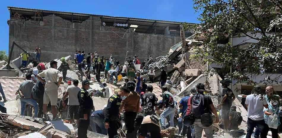 Equipos de rescate buscan supervivientes entre los escombros de un edificio colapsado tras un terremoto en Pereira, Colombia, el 10 de agosto de 2026.