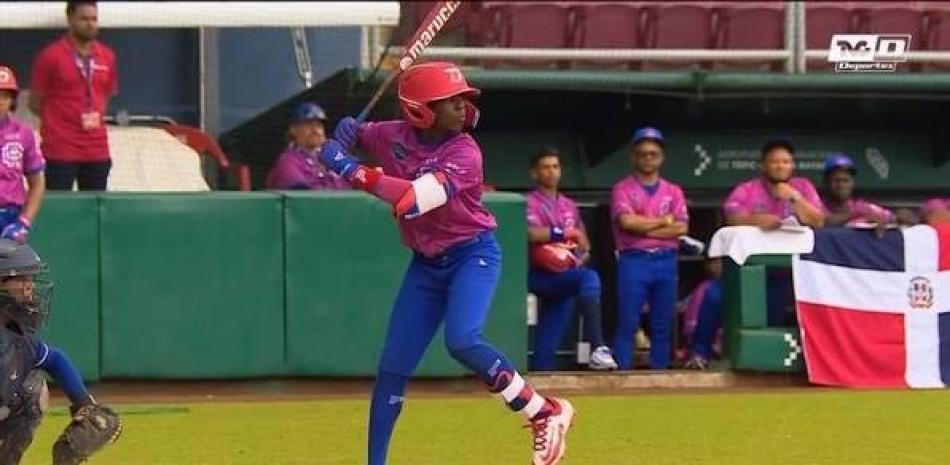 Isaac Brito completa el swing con el que disparó uno de los tres vuelacercas que tuvo en el choque de este jueves.