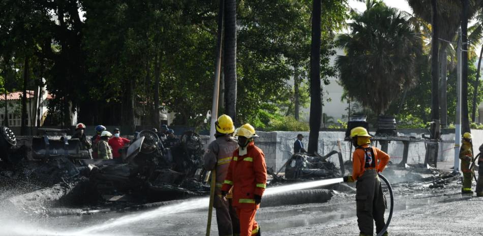 Reportan dos personas fallecidas tras explosión de tanquero en el Malecón