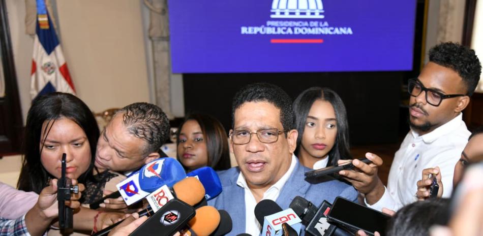 Carlos Pimentel califica de ignorantes las críticas opositoras sobre licitaciones del Inabie