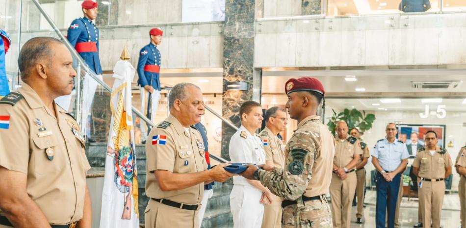 El ministro de Defensa, teniente general Carlos Antonio Fernández Onofre, encabeza acto de despida de las tropas.