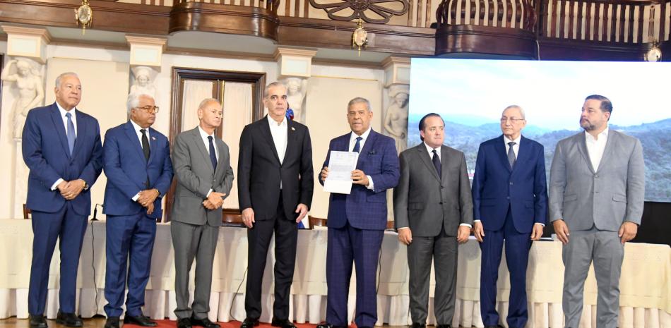 El presidente Luis Abinader encabeza en la Palacio Nacional el acto donde se anunció la titulación de dos parques nacionales.