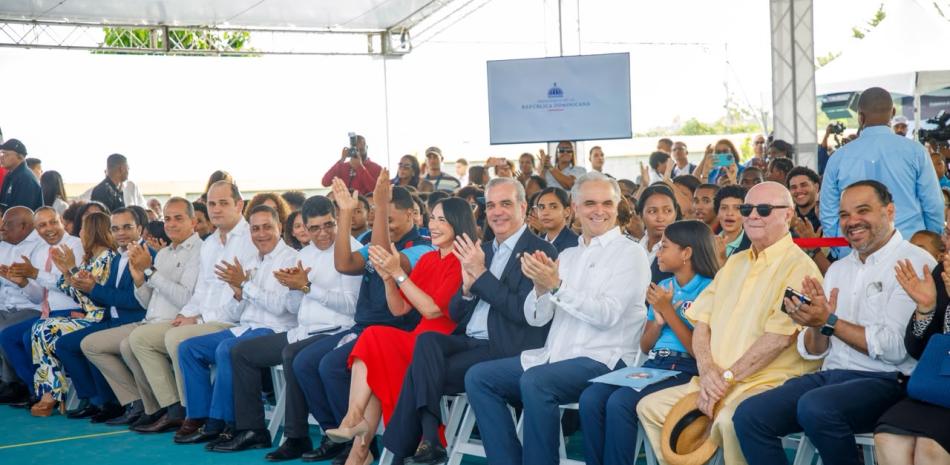 El presidente Luis Abinader da inicio al nuevo año escolar junto a otras personalidades