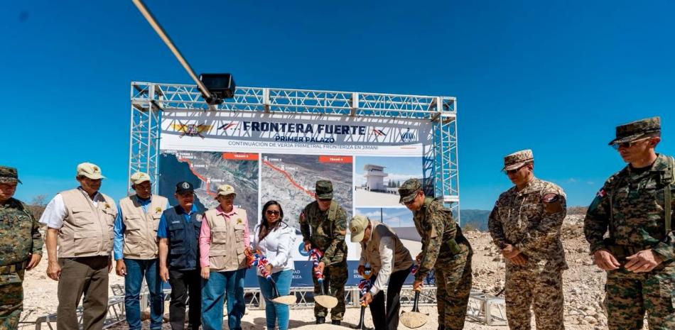 La visita de la OPM empezó en el municipio Jimaní, partiendo desde la fortaleza El Rodeo,  donde la comisión del Observatorio participó en el acto de inicio de la construcción de la verja perimetral de 14.5 km a la altura de la pirámide 246.