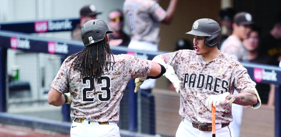 Fernando Tatis Jr y Manny Machado, quienes batearon jonrones en el éxito de los Padres