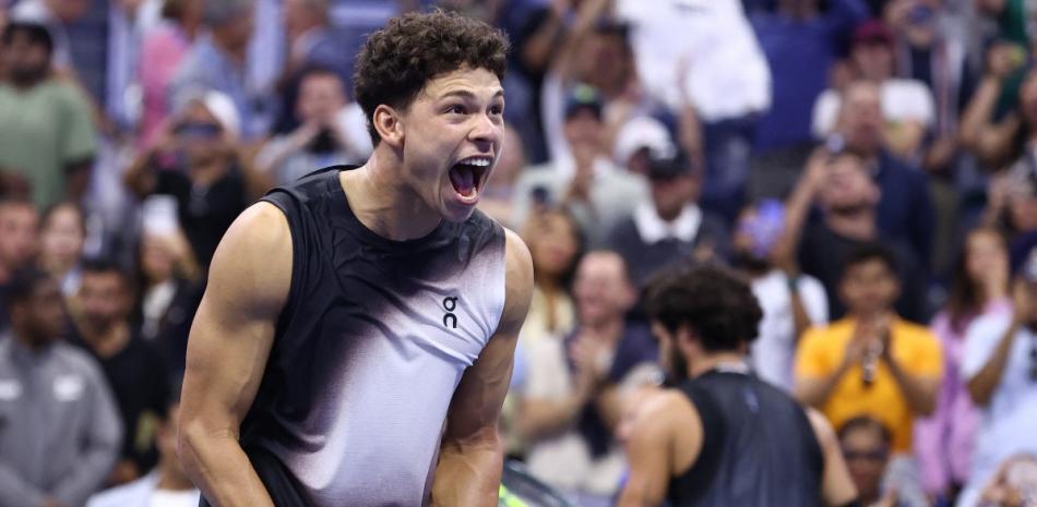El estadounidense Ben Shelton celebra victoria ante el español Carlos Alcaraz e en el partido final de individuales masculinos