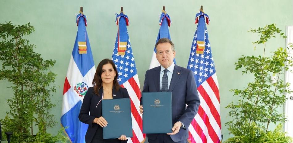 RD y Estados Unidos acuerdan cooperación para extraer y procesar minerales críticos y tierras raras
