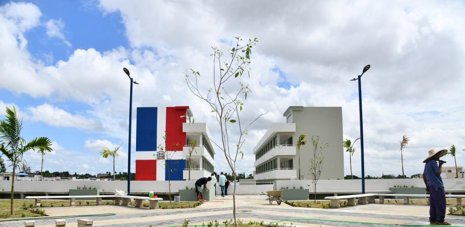 La construcción del complejo educativo y deportivo de Manoguayabo está en un 97% de ejecución.