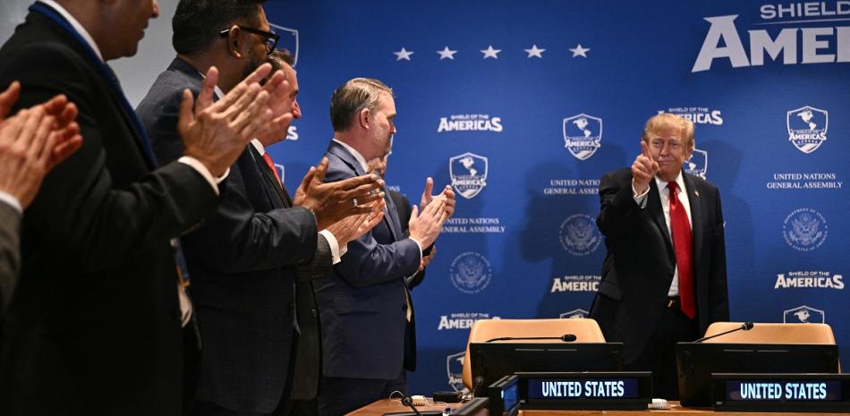 El presidente de Estados Unidos, Donald Trump, señala con el dedo a su llegada a una reunión de "Escudo de las Américas", celebrada al margen de la 81.ª Asamblea General