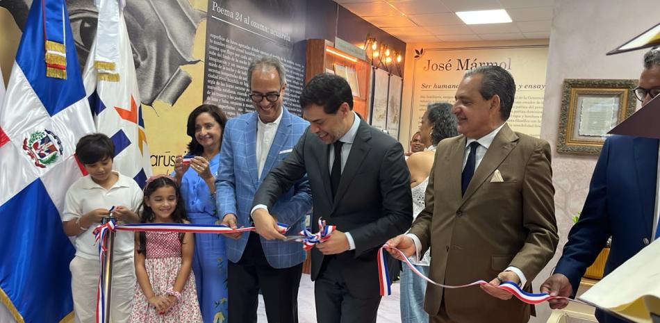 Autor homenajeado, José Mármol, junto al ministro de Cultura, Roberto Ángel Salcedo, y su familia