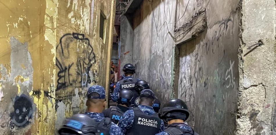 Agentes policiales realizan operativos frencuentes en busca de presuntos delincuentes.