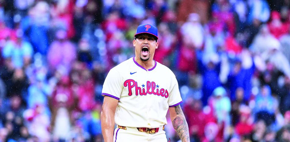 Jhoan Durán, de los Filis, reacciona luego de cerrar el partido del domingo frente a los Rays de Tampa Bay.