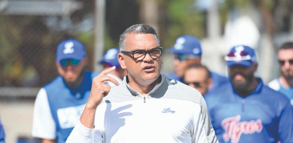 Audo Vicente se dirige a los jugadores durante los entrenamientos del Licey.